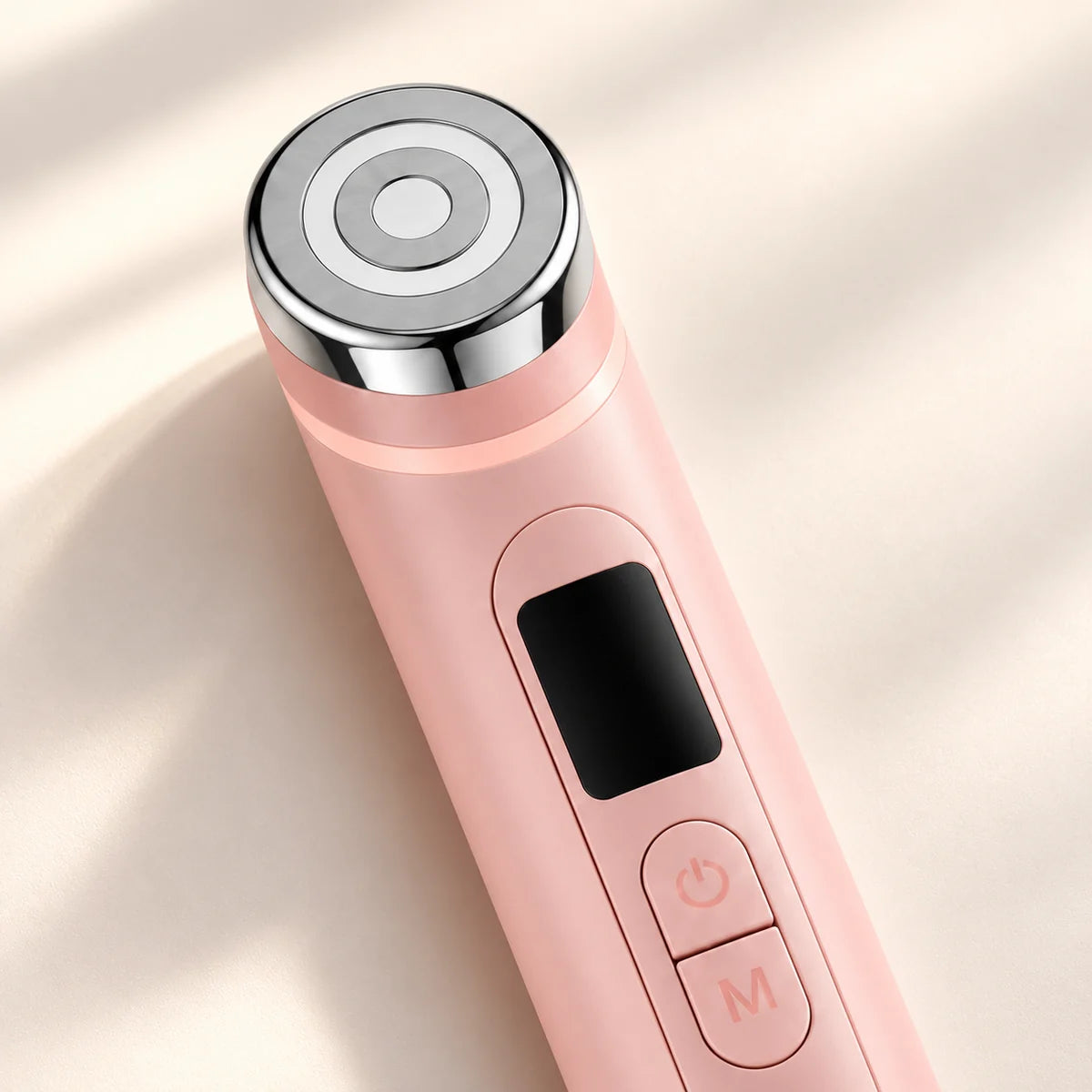 Detalle del cabezal circular, la pantalla y los dos botones de Skin Booster Pro