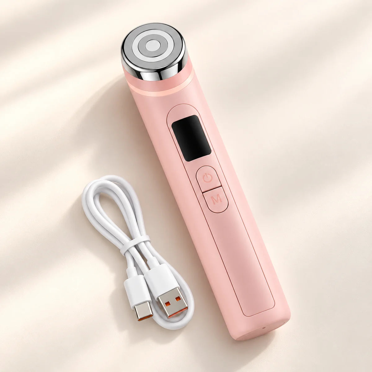 Skin Booster Pro rosa y cable USB sobre fondo marfil