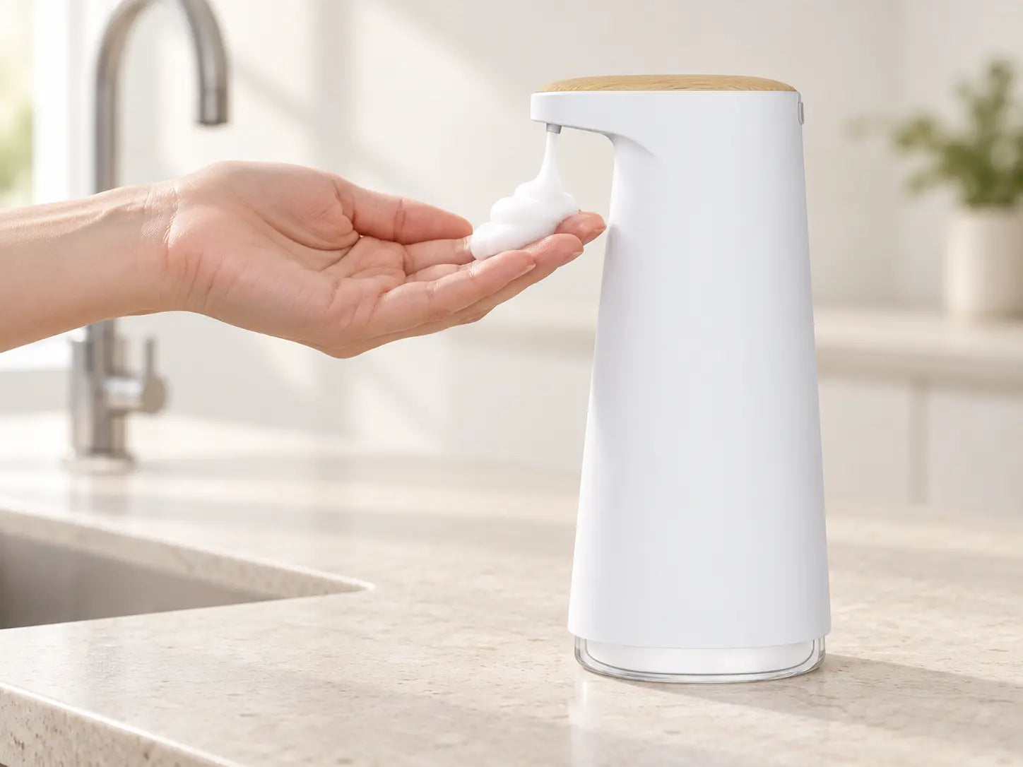 Una mano recibe espuma bajo el sensor de SmartFoam sin tocar el dispensador